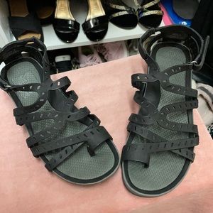 Bare trap sandals w Velcro closing. Comfortable padding